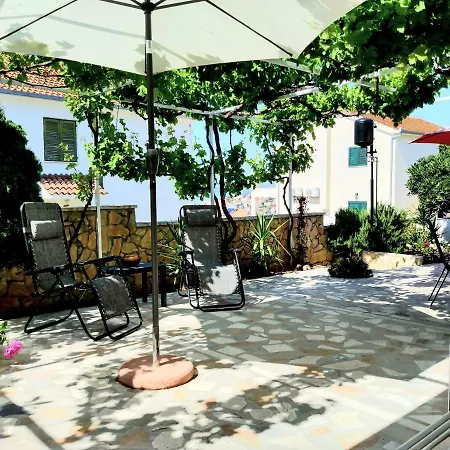 Grande Vista - Lovely With Private Spacious Lush Mediterranean Patio And Sea View Appartement Trogir