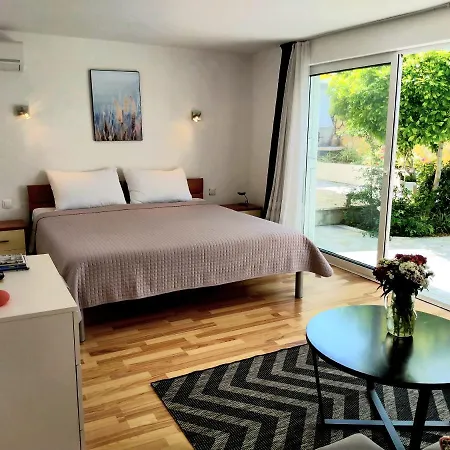 Grande Vista - Lovely With Spacious Lush Mediterranean Patio And Sea View *