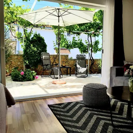 Grande Vista - Lovely With Spacious Lush Mediterranean Patio And Sea View