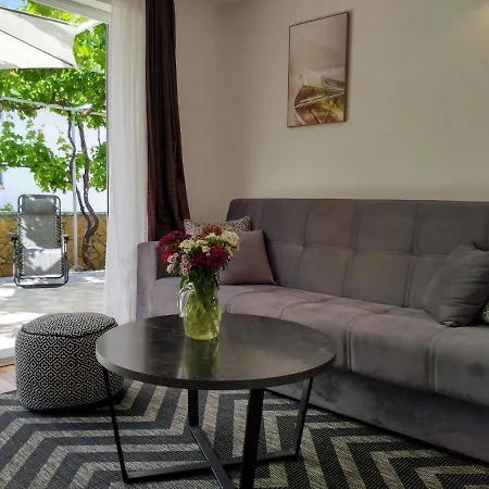 Grande Vista - Lovely With Spacious Lush Mediterranean Patio And Sea View Apartment *