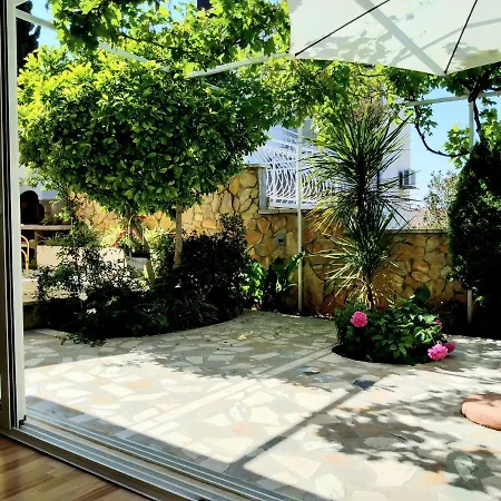 Grande Vista - Lovely With Spacious Lush Mediterranean Patio And Sea View *