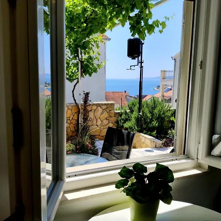 Grande Vista - Lovely With Spacious Lush Mediterranean Patio And Sea View *