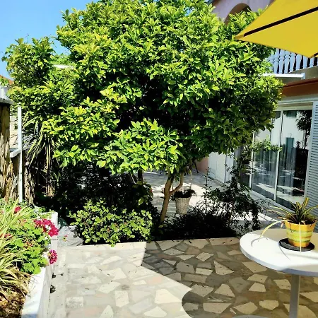 Appartement Grande Vista - Lovely With Private Spacious Lush Mediterranean Patio And Sea View Trogir